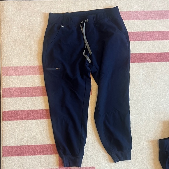 Figs Women’s Navy Zamora Petite Jogger Scrub Pants - Picture 1 of 3